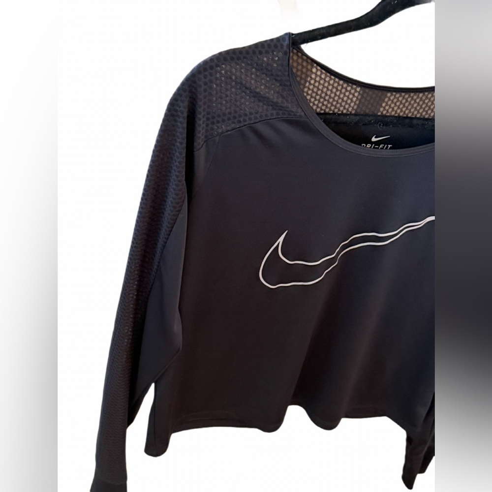 Womens Nike Dri Fit Black Long Sleeve Athletic Top, lightweight / like new med! - Picture 4 of 8